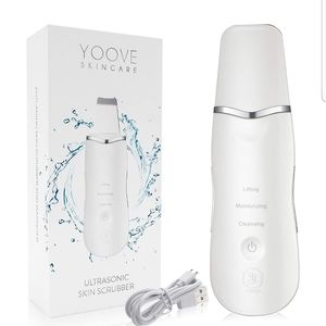 Ultrasonic facial scrubbing extractor